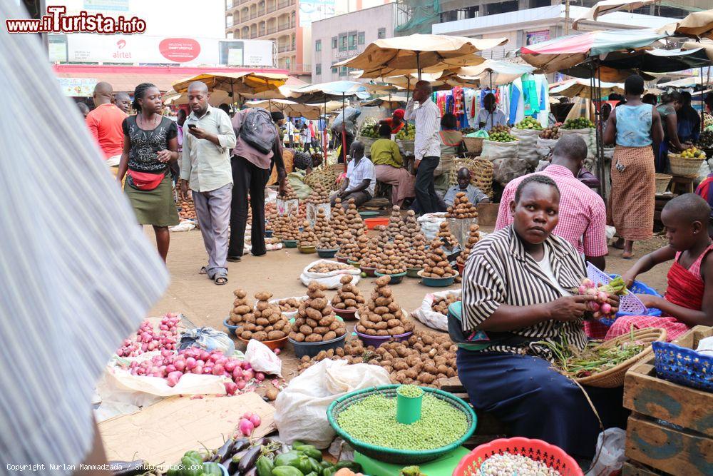 Immagine Un tradizionale bazaar di frutta e verdura nella città di Kampala, Uganda - © Nurlan Mammadzada / Shutterstock.com