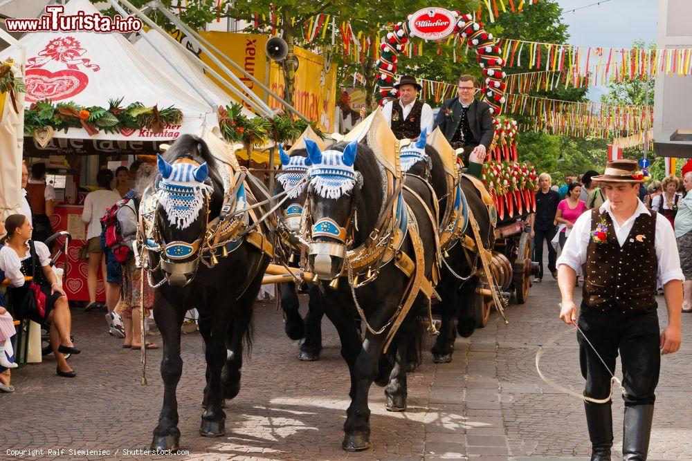 Immagine Un tradizionale carro della birra trainato da cavalli a Villach, Austria. Siamo al Villacher Kirchtag, il più grande e importante festival folk d'Austria - © Ralf Siemieniec / Shutterstock.com