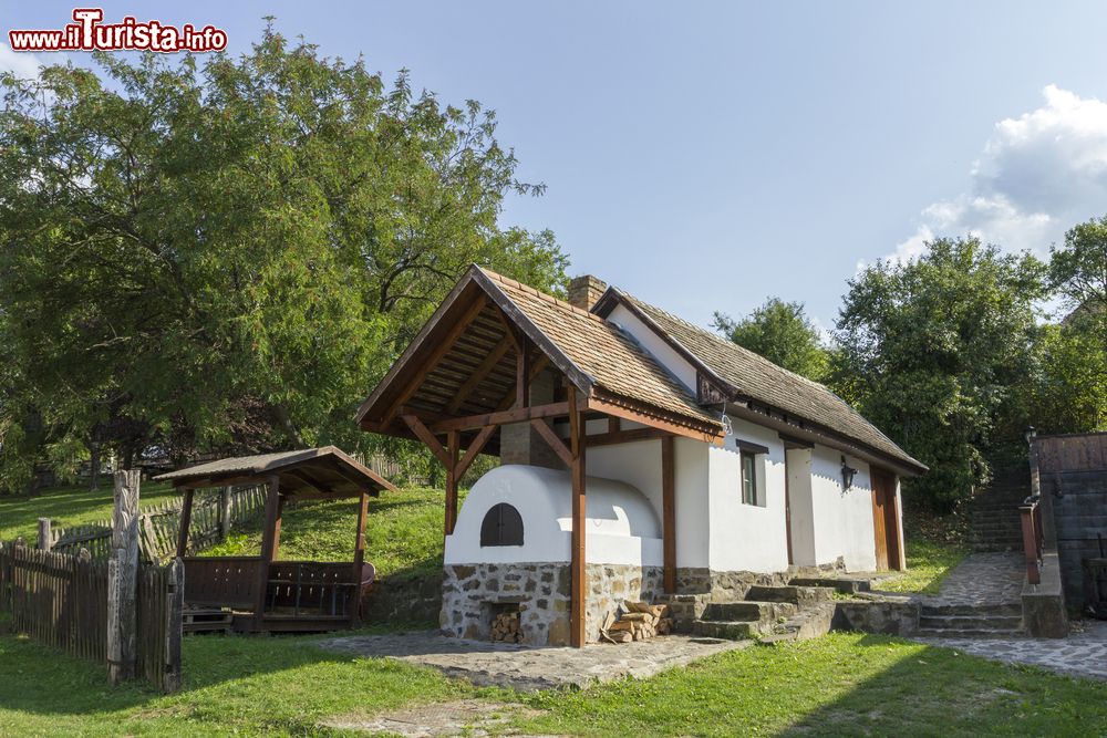 Immagine Un tradizionale forno in muratura nel villaggio di Holloko, Ungheria.