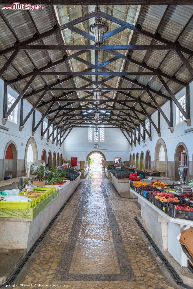 Immagine Un tradizionale mercato di generi alimentari nella cittadina di Silves, Algarve, Portogallo - © Stefval / Shutterstock.com