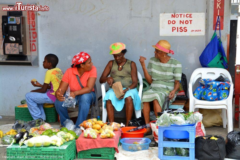 Immagine Un tradizionale mercato locale con prodotti agricoli nella capitale Castries, Saint Lucia (Caraibi) - © Styve Reineck / Shutterstock.com