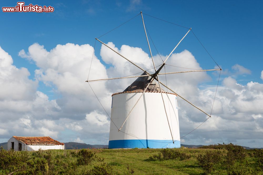Immagine Un tradizionale mulino a vento vicino a Odeceixe fotografato in primavera, Portogallo.