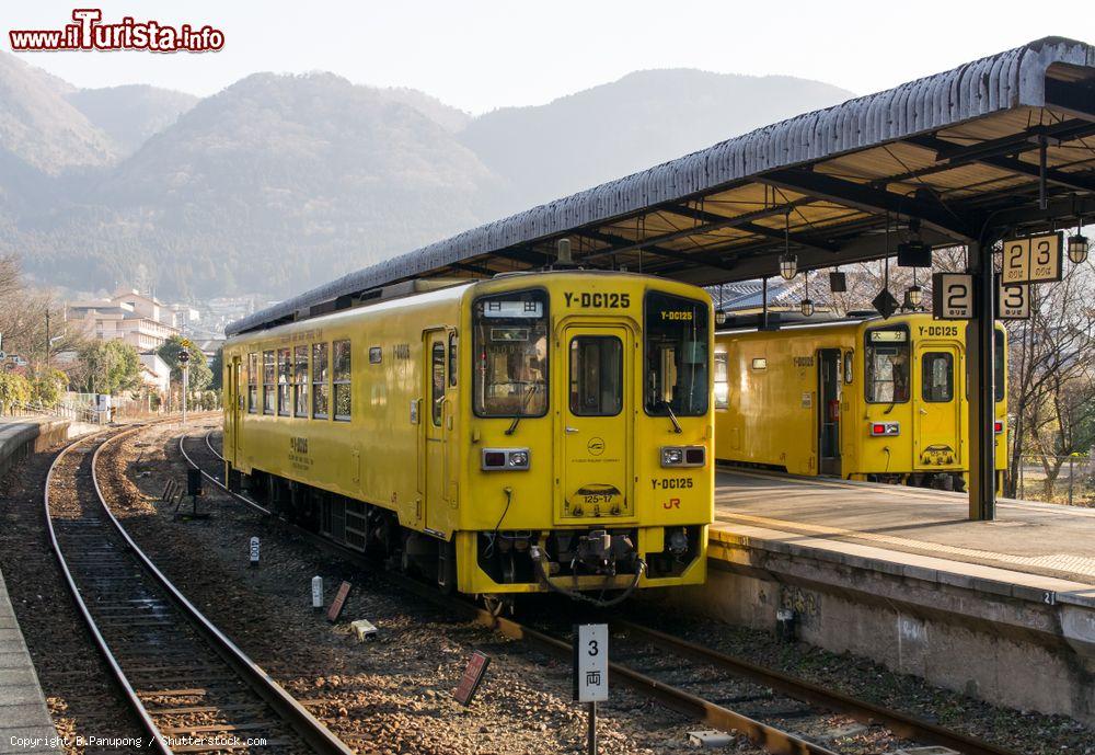 Immagine Un tradizionale treno giapponese in arrivo ai binari della stazione di Yufuin, Oita - © B.Panupong / Shutterstock.com