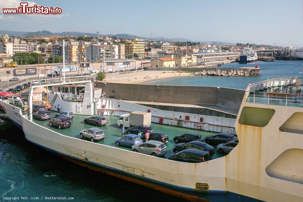 Immagine Un traghetto al porto di Villa San Giovanni, Calabria, dopo la traversata da Messina - © Petr Jilek / Shutterstock.com