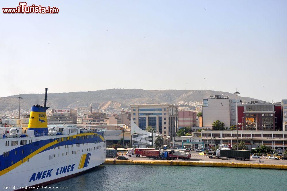 Immagine Un traghetto della Anek Lines ormeggiato al porto del Pireo a Atene, Grecia - © sangriana / Shutterstock.com