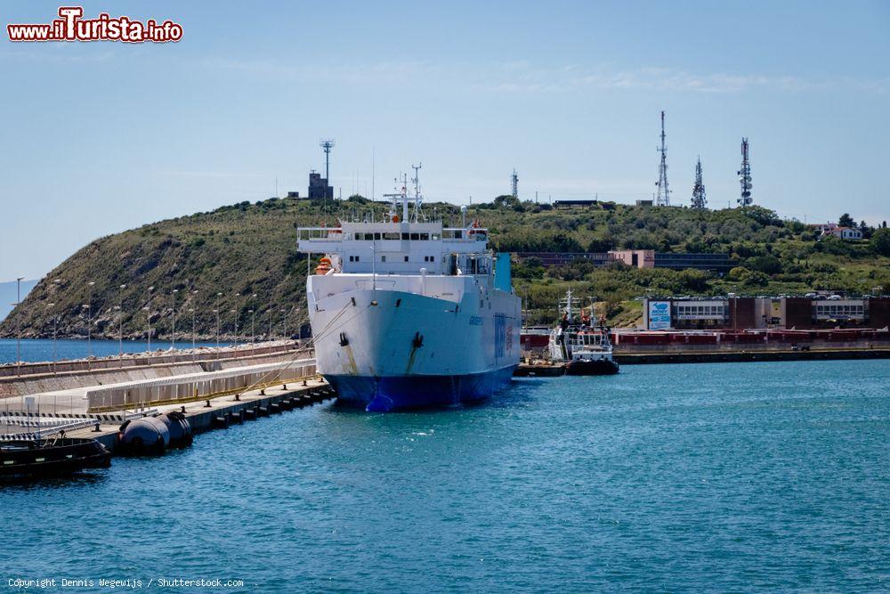 Immagine Un traghetto della Moby in arrivo al porto di Piombino dall'isola d'Elba, Toscana. Sullo sfondo le rovine degli altiforni abbandonati - © Dennis Wegewijs / Shutterstock.com