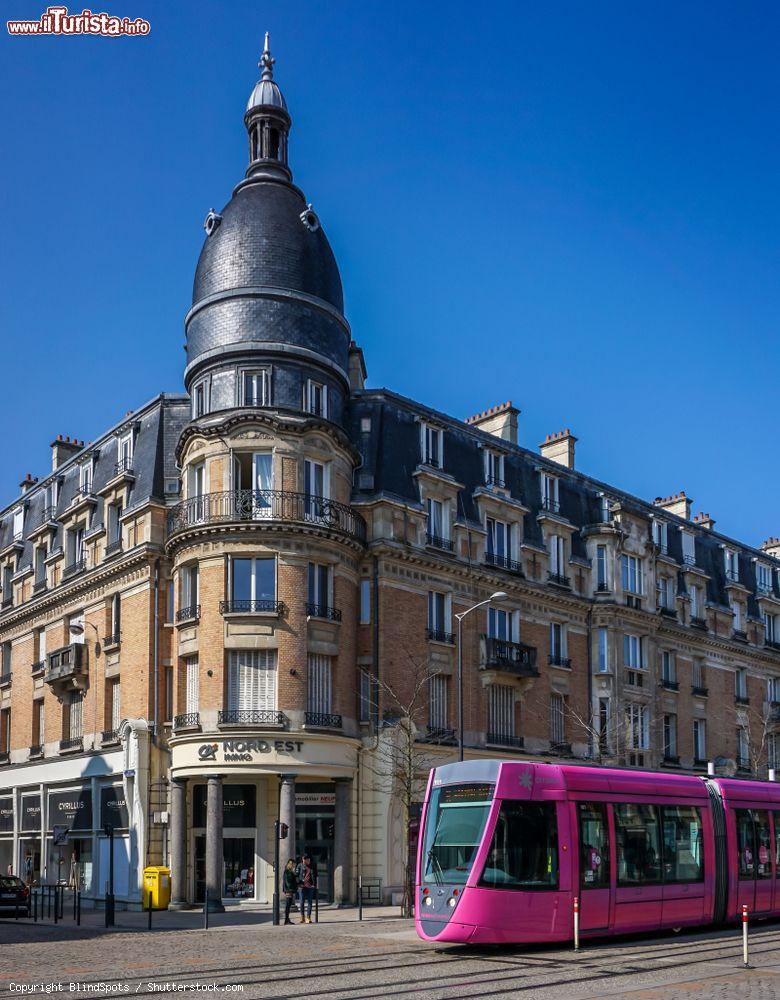 Immagine Un tram colorato in transito in una strada del centro di Reims, Francia - © BlindSpots / Shutterstock.com