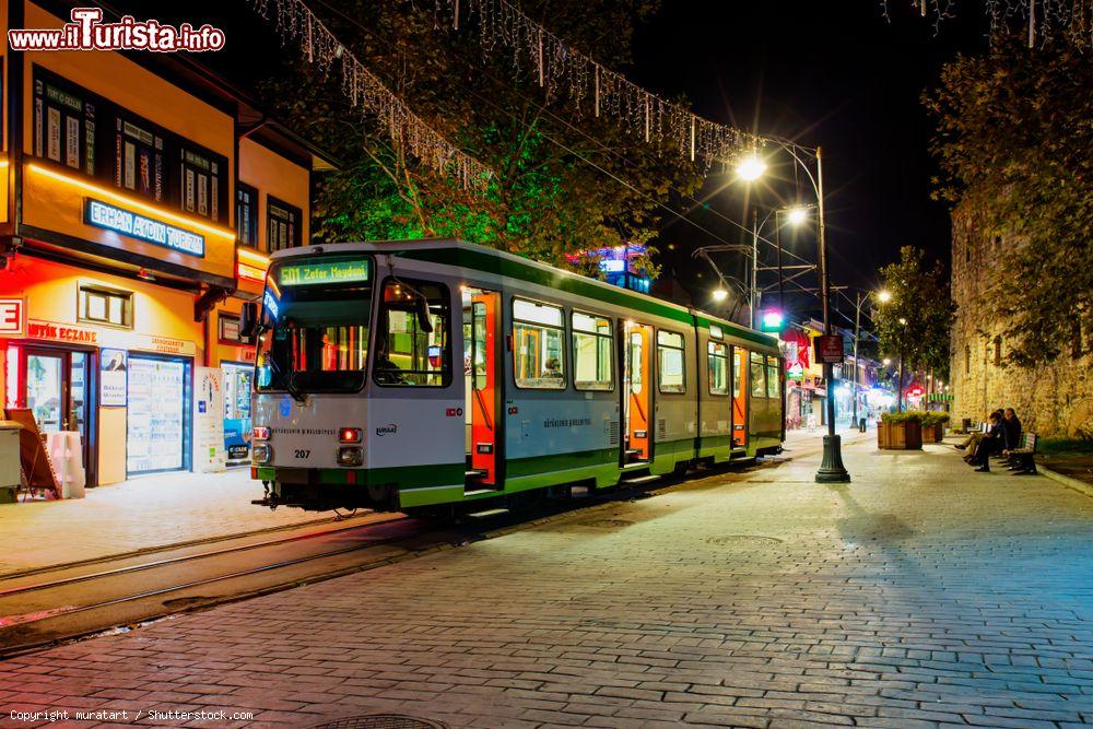 Immagine Un tram elettrico attraversa il centro storico di Bursa di notte, Turchia - © muratart / Shutterstock.com