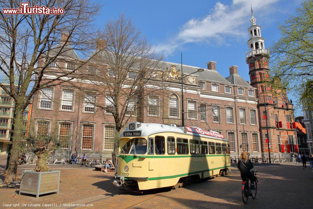 Immagine Un tram in Rond de Grote Kerk Square con l'Oude Stadhuis (il vecchio Municipio del XVI° secolo) a L'Aia, Olanda - © Christophe Cappelli / Shutterstock.com