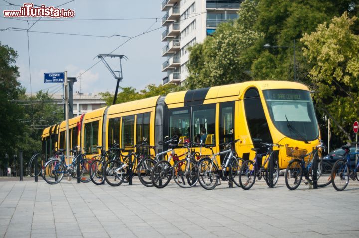 Immagine Un tram in transito di fronte alla stazione ferroviaria di Mulhouse, Francia - © 305826890 / Shutterstock.com