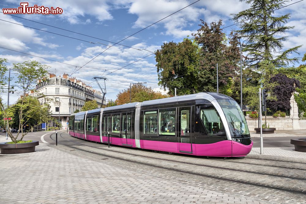 Immagine Un tram moderno per le vie di Digione, Francia.