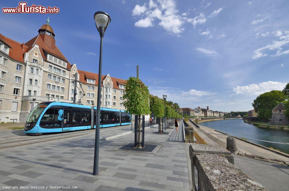 Immagine Un tram su Quai Veil Picard, il fiume Doubs River e il ponte Battant sullo sfondo: scorcio di Besancon (Francia) - © Denis Costille / Shutterstock.com