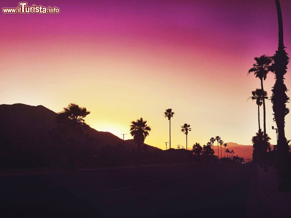 Immagine Un tramonto dai colori accesi sulla cittadina di Palm Springs, California.