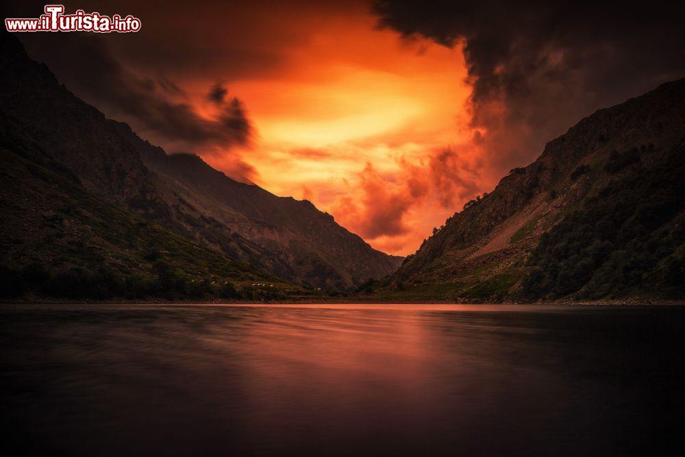 Immagine Un tramonto drammatico sul Lago Rovina nei pressi di Entracque in Piemonte.