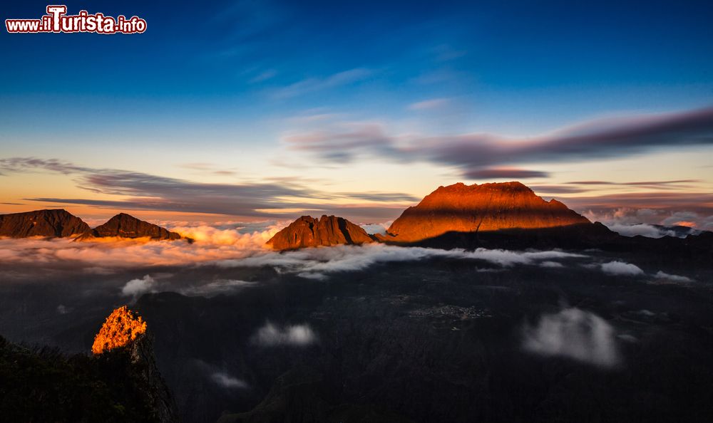 Immagine Un tramonto tropicale sull'isola de La Réunion, Isole Mascarene. Situata a est del Madagascar, quest'isola si trova nell'oceano Indiano.