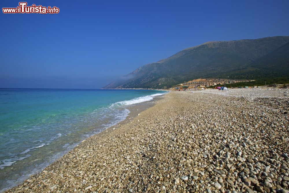 Immagine Un tratto con ghiaia della spiaggia di Drymades a Dhermi in Albania