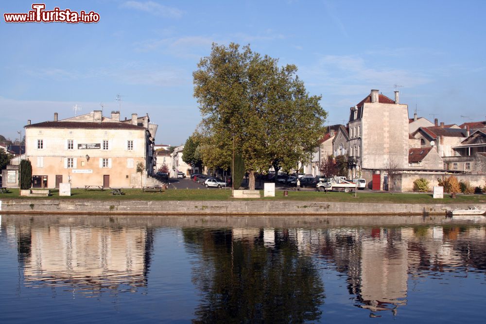 Immagine Un tratto del fiume Charente che scorre nella città di Cognac, Francia.