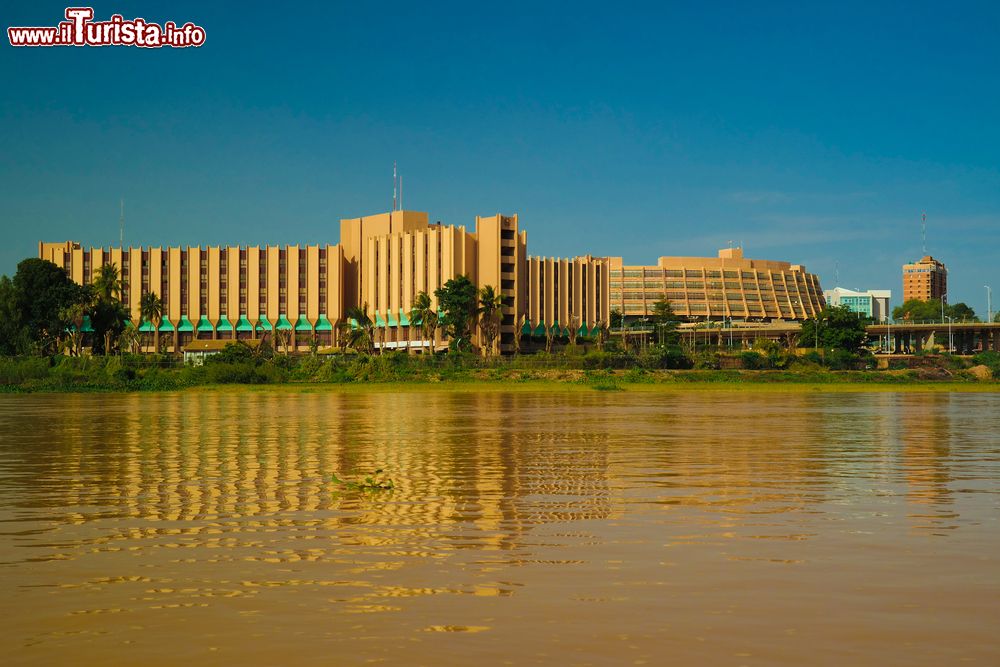 Immagine Un tratto del fiume Niger con sullo sfondo un grande edificio, Niger.