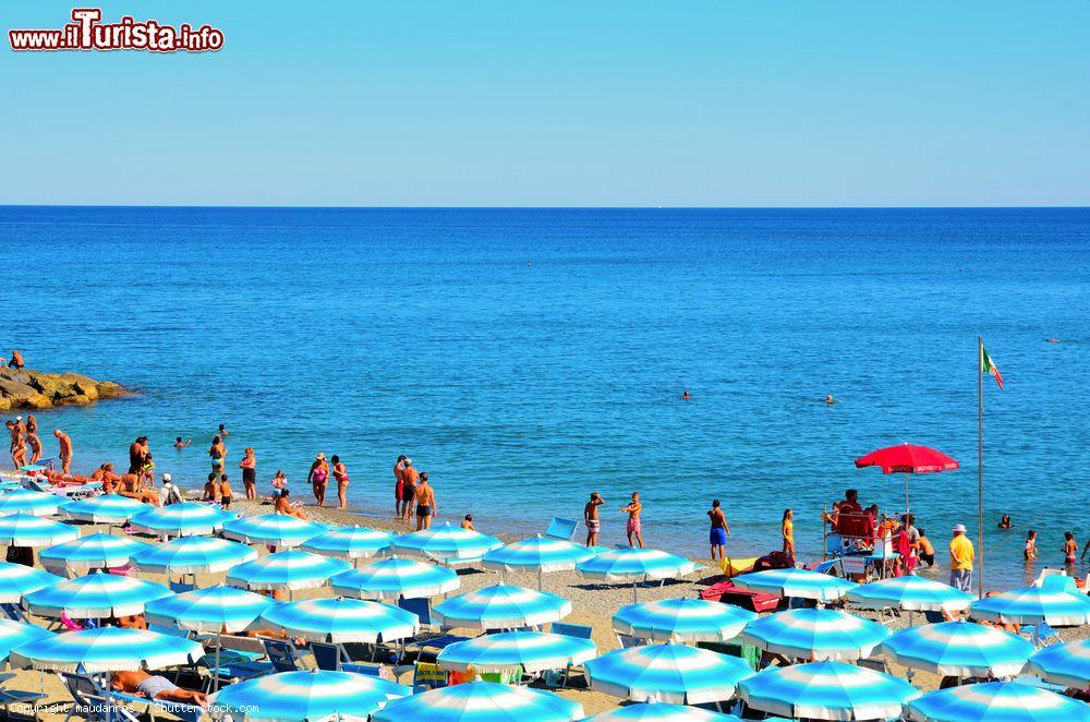 Immagine Un tratto del litorale di Albissola Marina, Savona, Liguria. D'estate le spiagge della cittadina ligure accolgono turisti provenienti da tutt'Italia e Europa - © maudanros / Shutterstock.com