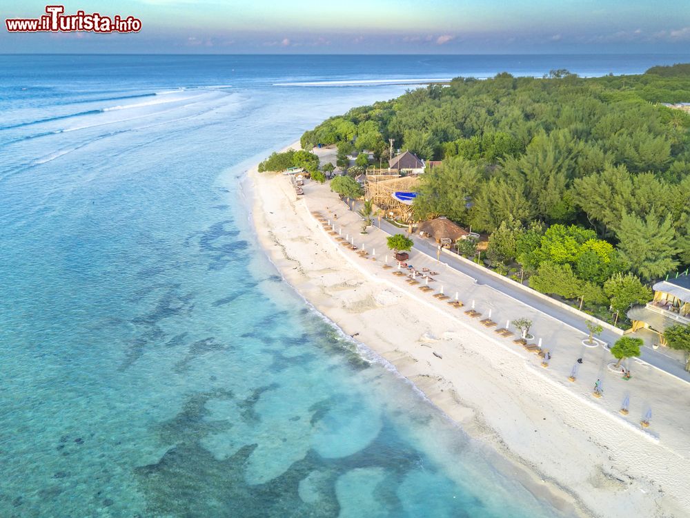 Immagine Un tratto del litorale di Gili Trawangan (Indonesia) fotografato dall'alto con la luce dell'alba.