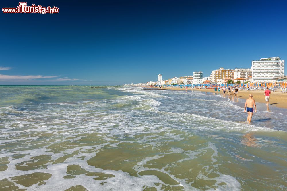 Immagine Un tratto del litorale di Jesolo con edifici e palazzi, Veneto. Qui si trovano un mare pulito e ben organizzato oltre a numerose strutture ricettive adatte a soddisfare anche le esigenze dei turisti più esigenti.