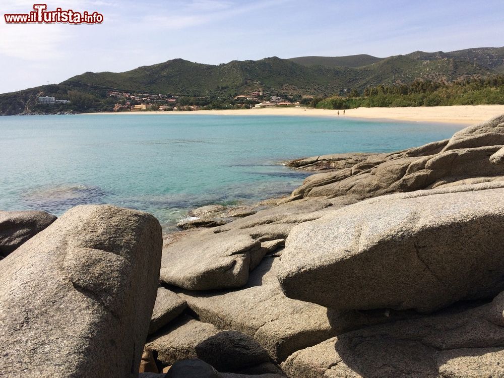 Immagine Un tratto del litorale di Solanas, Sardegna. Questa spiaggia è un paradiso marino e si presenta con un immenso arenile di sabbia dorata.