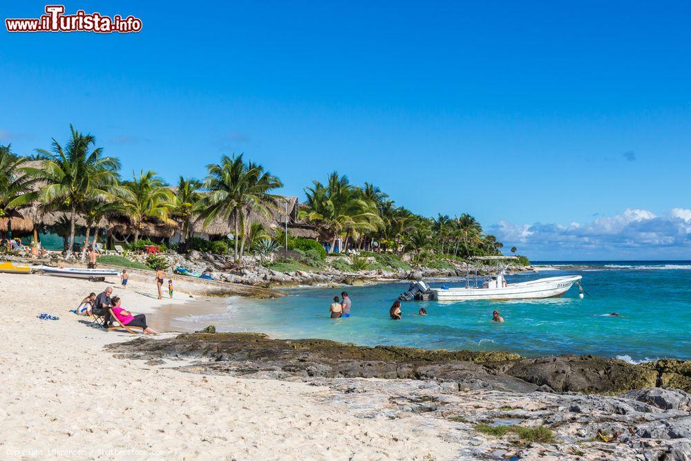 Immagine Un tratto del litorale sabbioso di Playa del Carmen, Messico, con bagnanti in relax - © LMspencer / Shutterstock.com