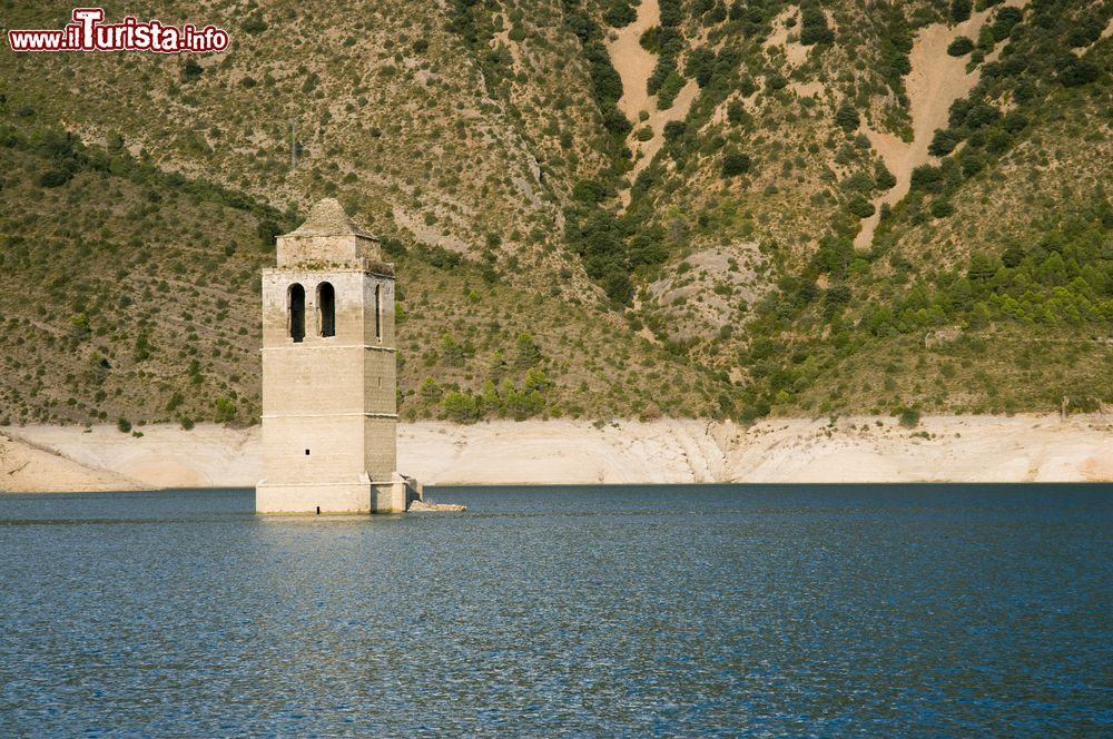 Immagine Un tratto del lungofiume di Ainsa, Pirenei, Spagna. Sono poco più di 2 mila gli abitanti che risiedono in questa località della comunità autonoma dell'Aragona.