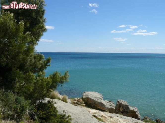 Immagine Un tratto del Mediterraneo visto dall'alto di Oropesa del Mar, Spagna. Acque calme e cristalline caratterizzano questo lembo di mare che accarezza la costa spagnola