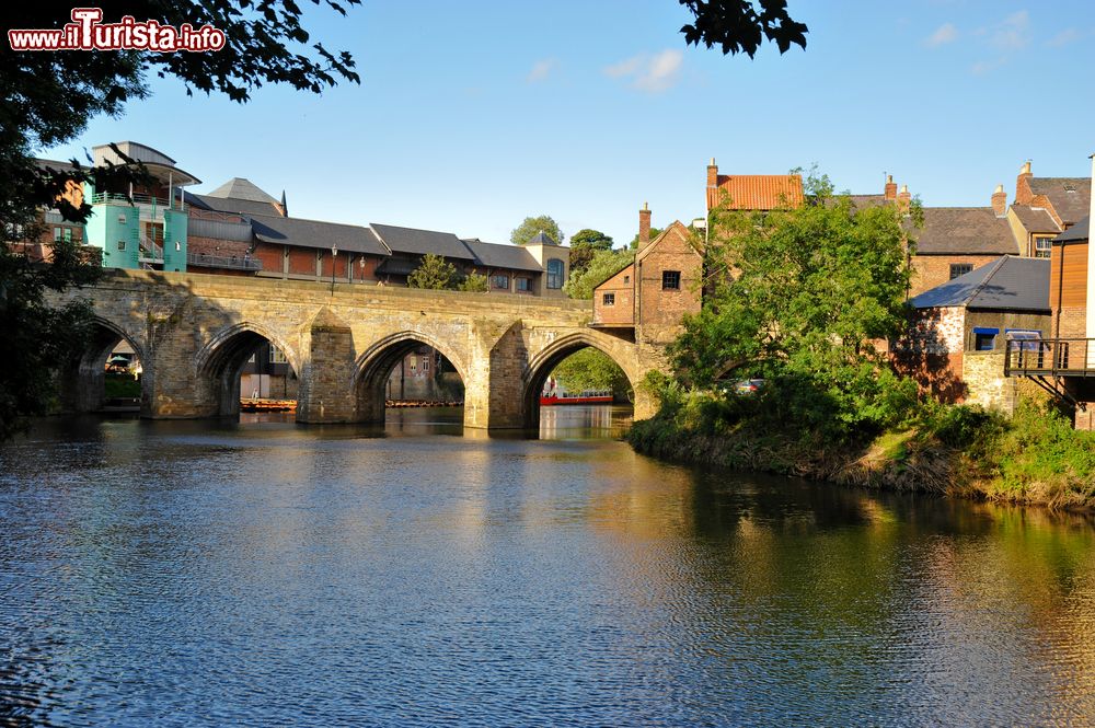 Immagine Un tratto del river Wear con il ponte ad archi che lo attraversa a Durham, Inghilterra.