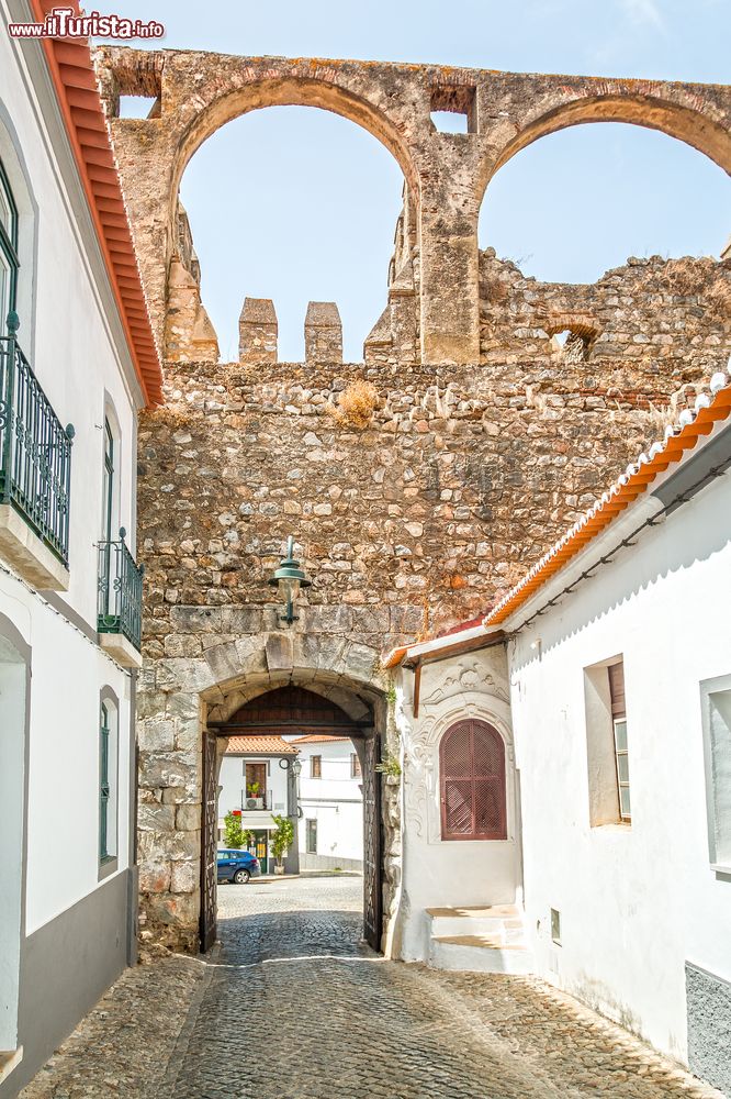 Immagine Un tratto della antiche mura di fortificazione del villaggio portoghese di Serpa.