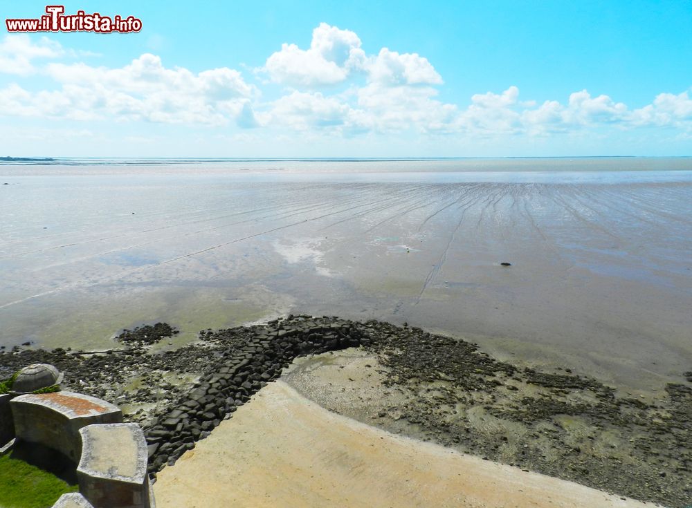 Immagine Un tratto della costa atlantica vista da Fouras, Francia. Questa località ospita circa 4 chilometri di spiaggia con sabbia fine.
