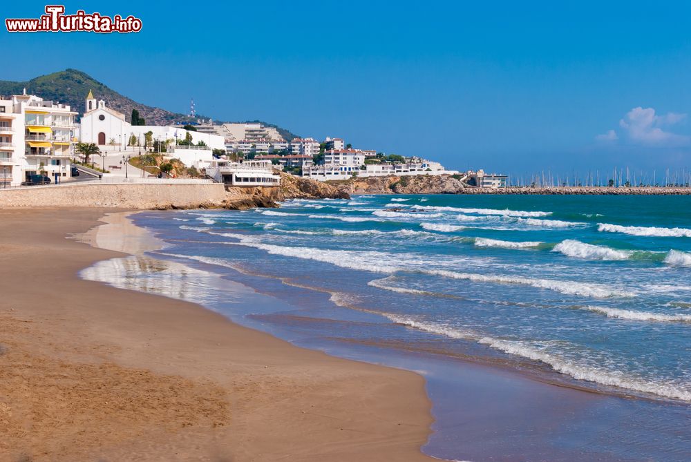 Immagine Un tratto della costa della cittadina di Sitges, Spagna. Oggi è una delle destinazioni popolari per la cultura gay e lesbica essendo uno dei luoghi più conosciuti dalla comunità omosessuale mondiale.