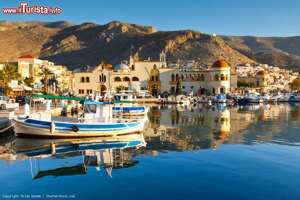 Immagine Un tratto della costa dell'isola di Kalymnos con le case riflesse nell'acqua dell'Egeo (Grecia) - © Milan Gonda / Shutterstock.com