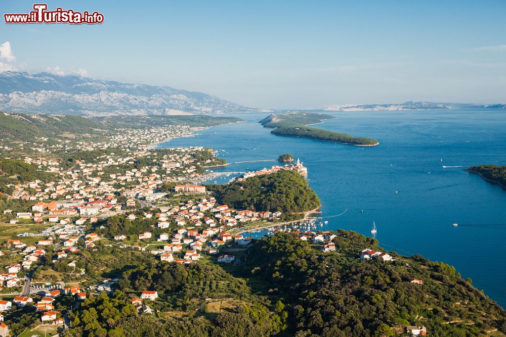 Immagine Un tratto della costa dell'isola di Rab visto dall'alto, Croazia. A sud il territorio dell'isola si presenta con una vegetazione tipicamente mediterranea ricca e lussureggiante.