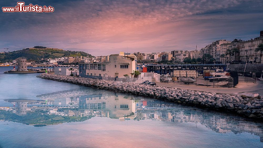 Immagine Un tratto della costa di Ceuta al tramonto riflessa nelle acque del Mediterraneo, nord del Marocco.