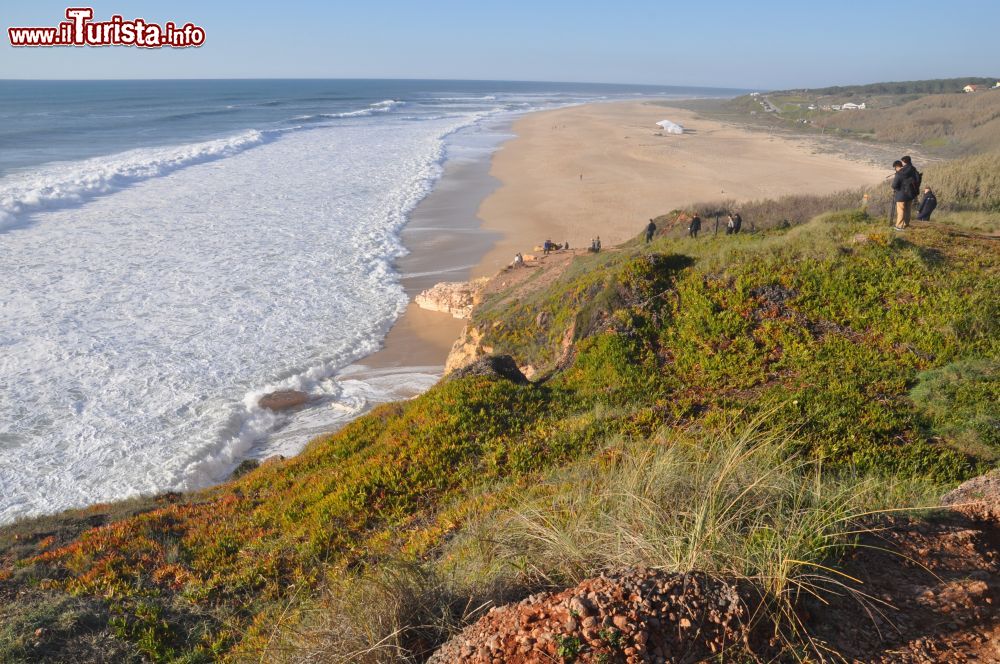 Immagine Un tratto della costa di Nazaré, Portogallo. Nota località balneare della Costa d'Argento, questo villaggio di pescatori è divenuto celebre per la sua posizione che lo pone a metà strada fra l'oceano e il clima di collina.