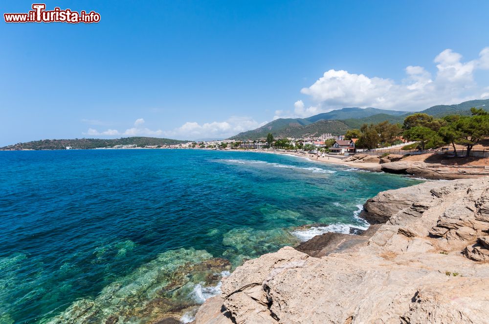 Immagine Un tratto della costa di Ozdere, nei pressi di Gumuldur, provincia di Izmir, Turchia. Questa graziosa località balneare si affaccia sulla costa dell'Egeo: abitata stabilmente da 15 mila persone, in estate raggiunge quota 100 mila per via del folto turismo che la caratterizza.