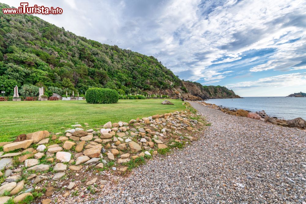 Immagine Un tratto della costa di Punta Ala, Toscana, in una nuvolosa giornata estiva.