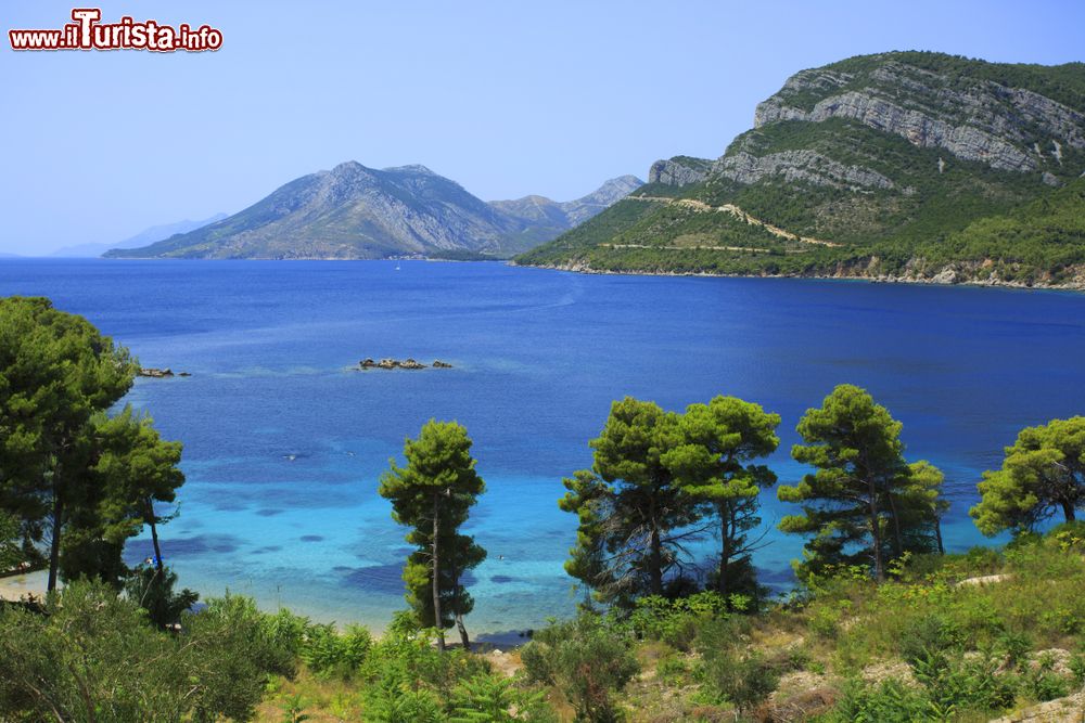 Immagine Un tratto della costa e del mare blu che lambisce la penisola di Peljesac, Croazia.