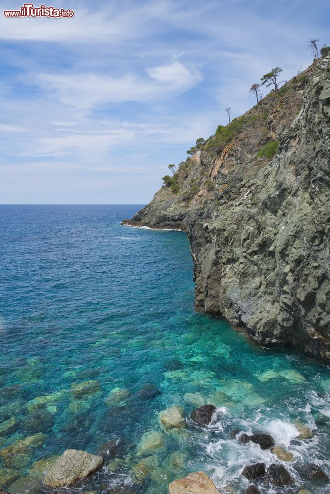Immagine Un tratto della costa rocciosa a Levanto, Liguria.