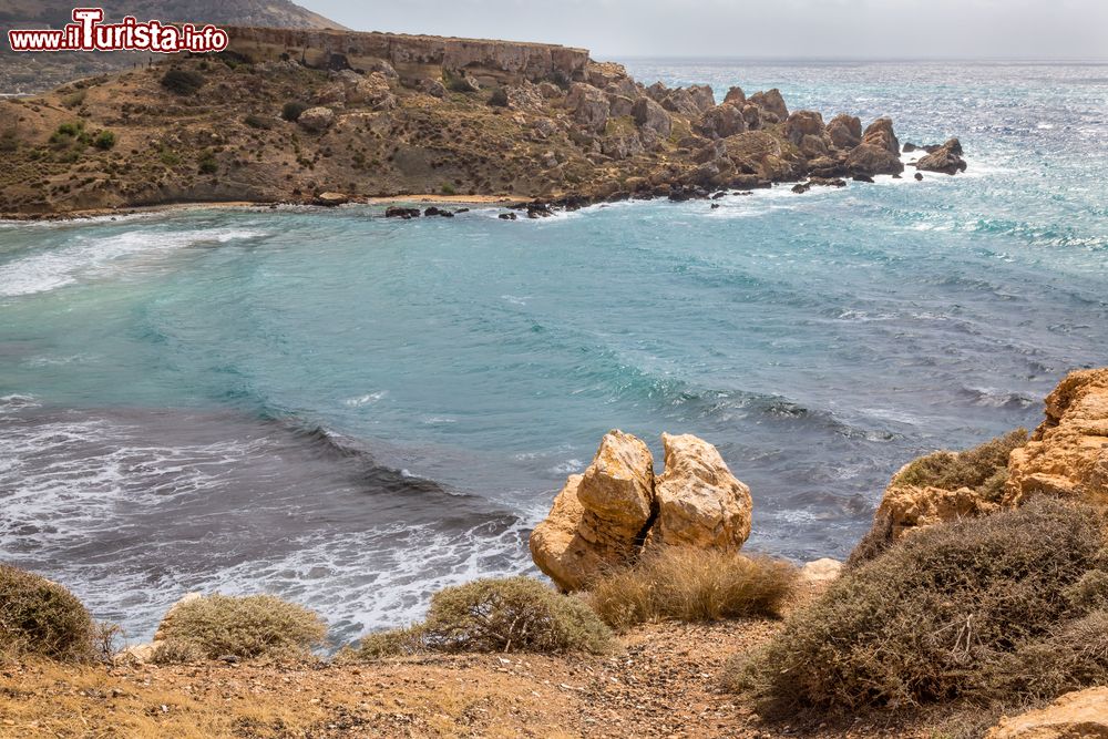 Immagine Un tratto della costa rocciosa di Siggiewi, isola di Malta, visto dall'alto.