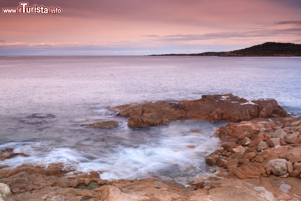 Immagine Un tratto della costa rocciosa nei pressi di Algajola, Alta Corsica. L'acqua azzurra del mare è talmente limpida da essere spesso confusa con il cielo.