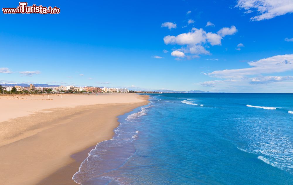 Immagine Un tratto della costa sabbiosa di Sagunto in una giornata di sole, Spagna, mar Mediterraneo.