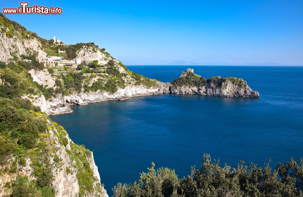 Immagine Un tratto della Costiera Amalfitana vista da Conca dei Marini, Campania. Le origini di questo piccolo borgo in provincia di Salerno sono piuttosto incerte: pare sia stato fondato dai Tirreni con il nome di Cossa, poi riconquistata dai Romani. In antichità fu anche base di supporto per la vicina Repubblica Marinara di Amalfi.