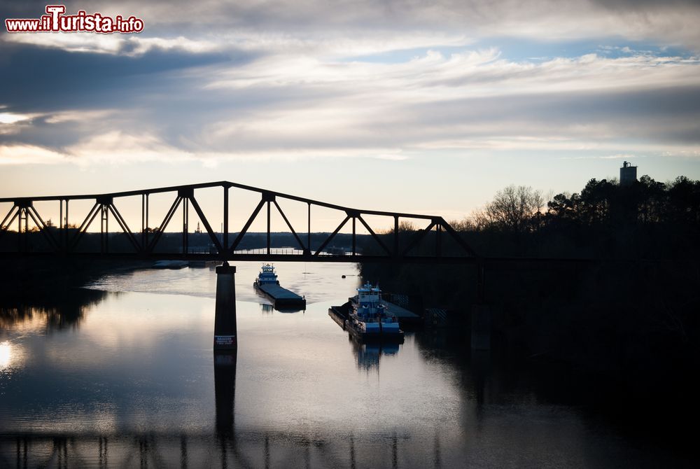 Immagine Un tratto della ferrovia sopraelevata sul fiume nella città di Tuscaloosa, Alabama, USA.