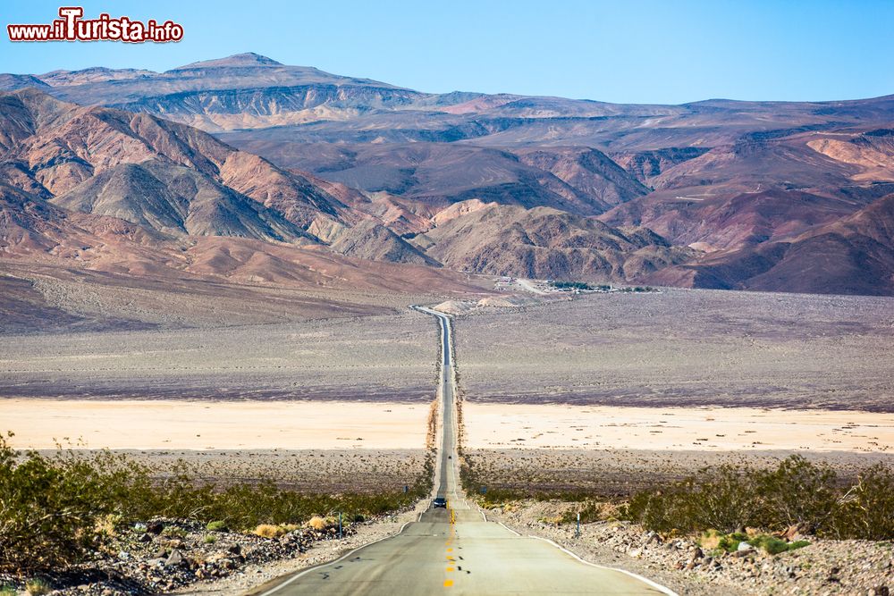 Immagine Un tratto della Highway 190 attraversa Panamint Valley nella Death Valley, California. Questa strada è suddivisa in due parti dalla Sierra Nevada.