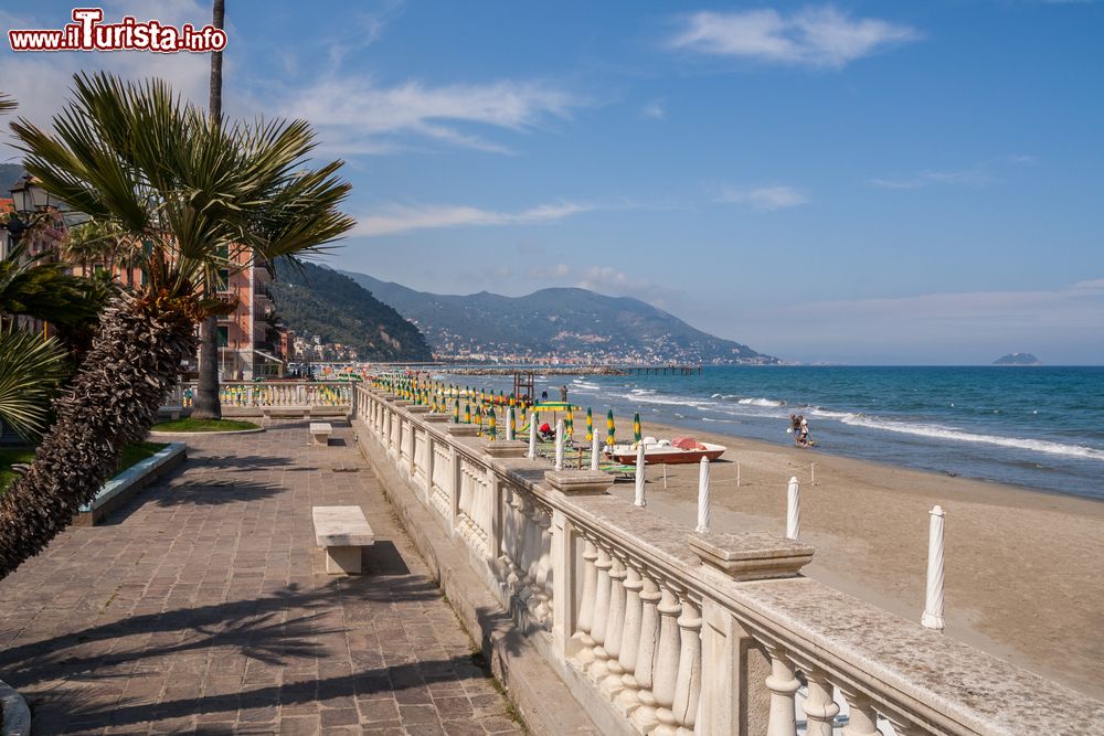 Immagine Un tratto della passeggiata di Laigueglia, Liguria. Baciata dal mare cristallino, Laigueglia è uno dei borghi più belli d'Italia.