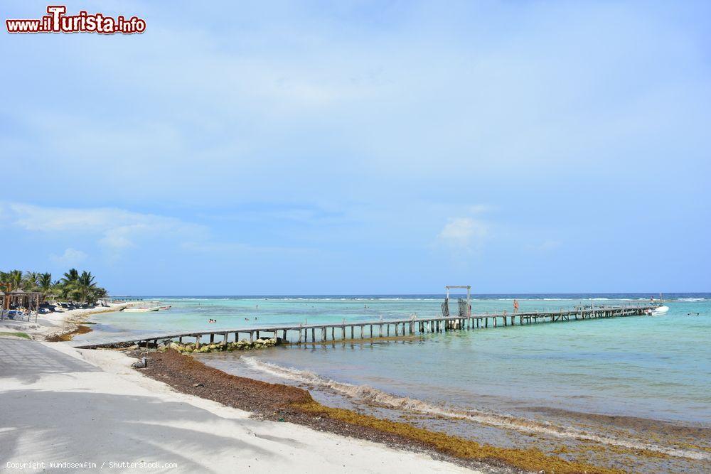 Immagine Un tratto della spiaggia caraibica di Mahahual, Messico, con il pontile in legno. Siamo sulla Costa Maya, a sud della Riserva della Biosfera Sian Ka'an - © mundosemfim / Shutterstock.com