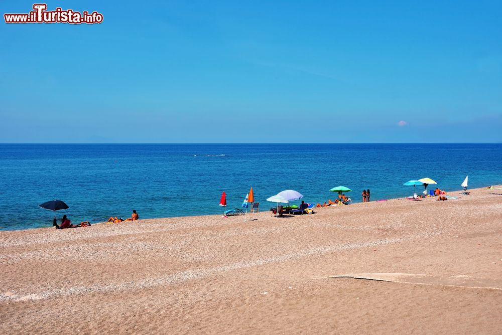 Immagine Un tratto della spiaggia di Acquedolci in Sicilia, provincia di Messina